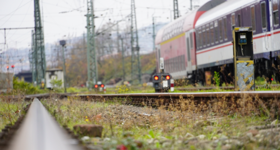 Bahngleis mit Zug im Hintergrund.